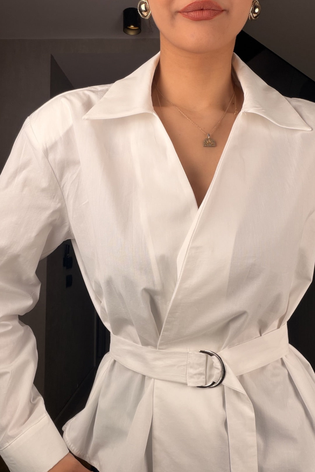 Beyaz Tokalı Gömlek