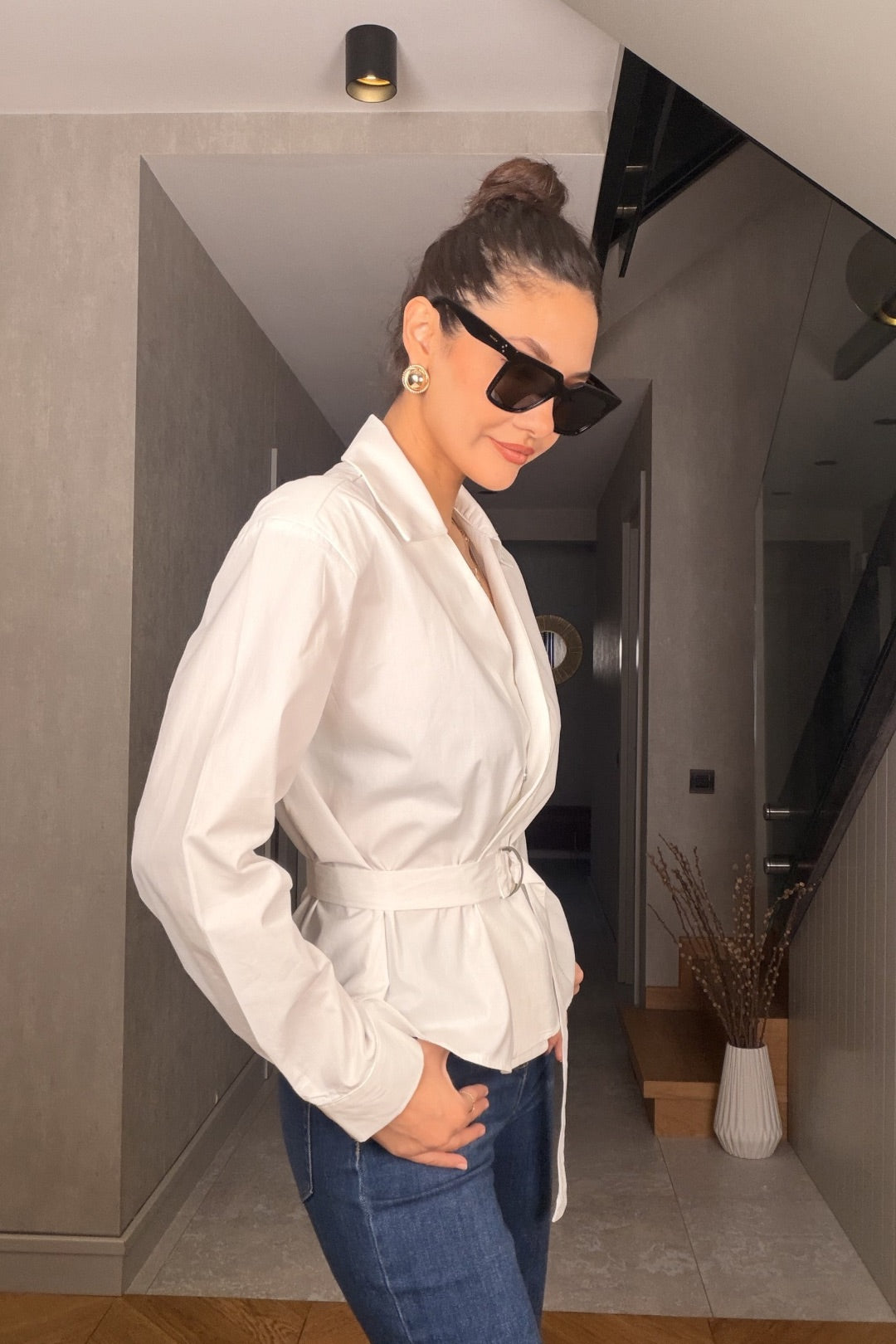 Beyaz Tokalı Gömlek