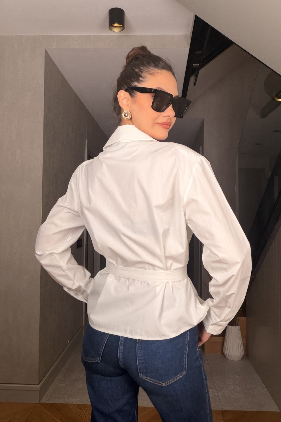 Beyaz Tokalı Gömlek