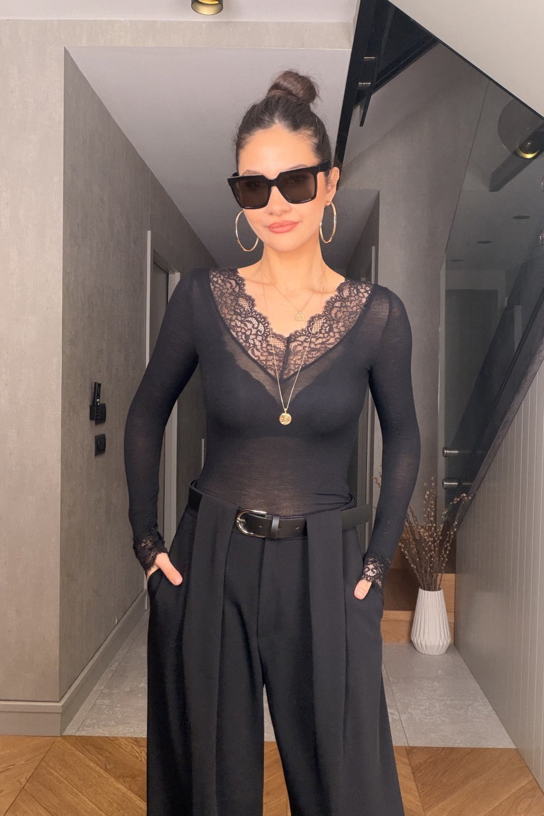 Siyah Dantel Detaylı V Yaka Transparan Bluz