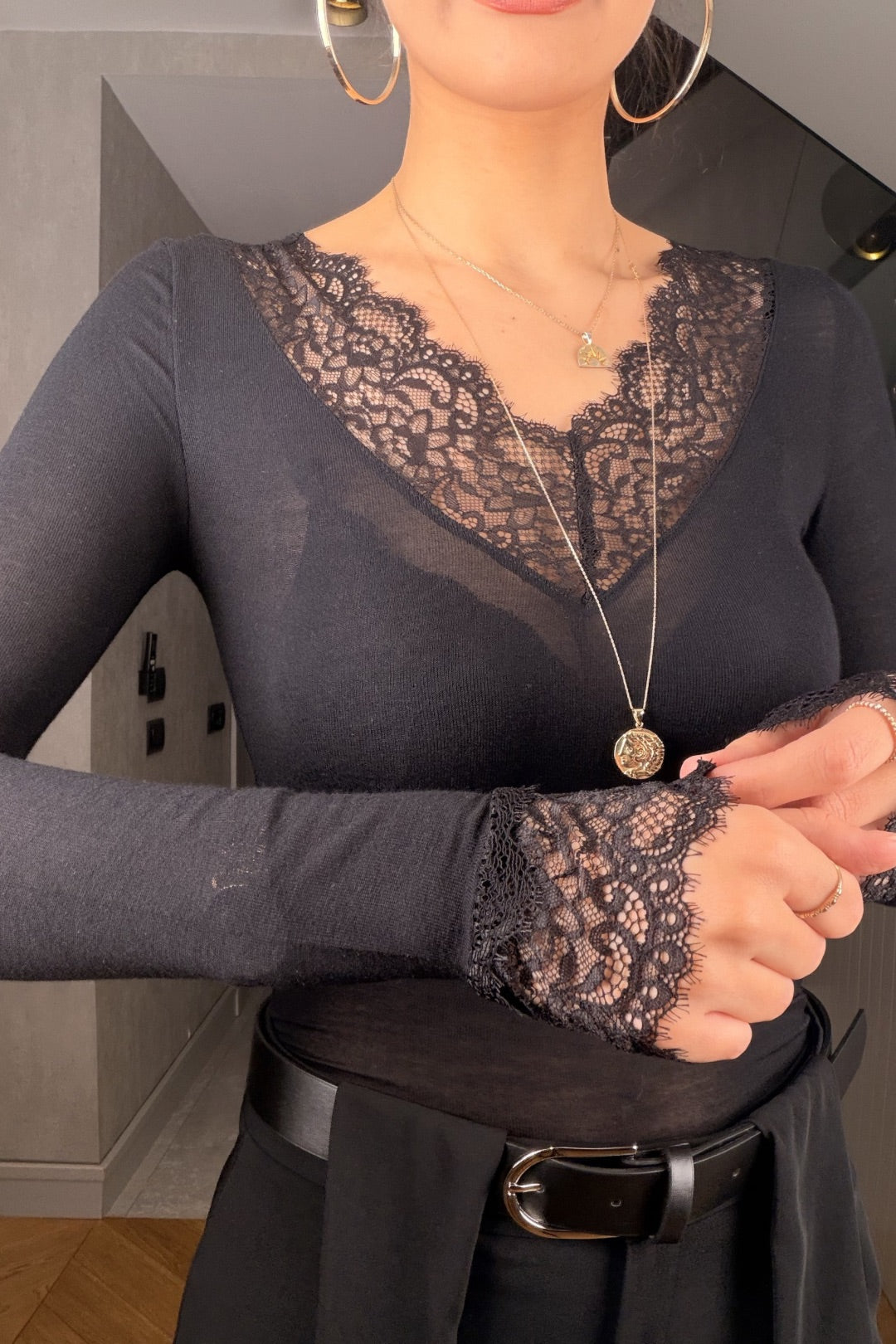 Siyah Dantel Detaylı V Yaka Transparan Bluz