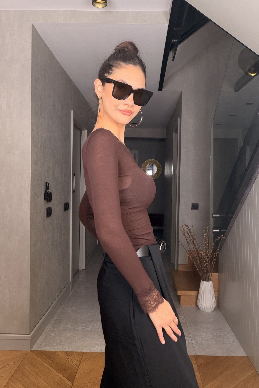 Kahverengi Dantel Detaylı V Yaka Transparan Bluz