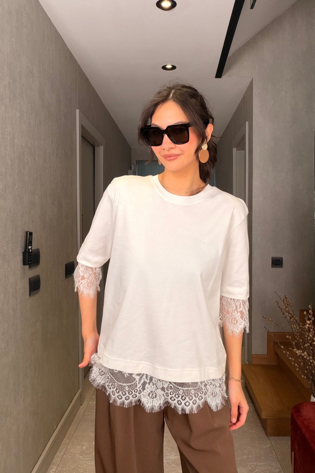 Beyaz Sırtı Dantelli Tshirt