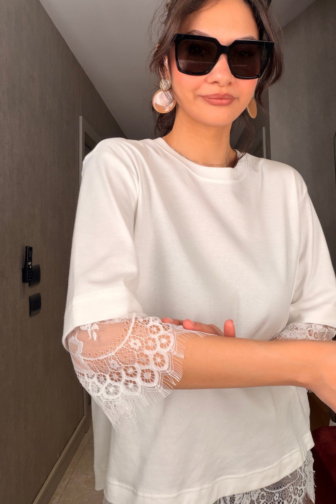 Beyaz Sırtı Dantelli Tshirt