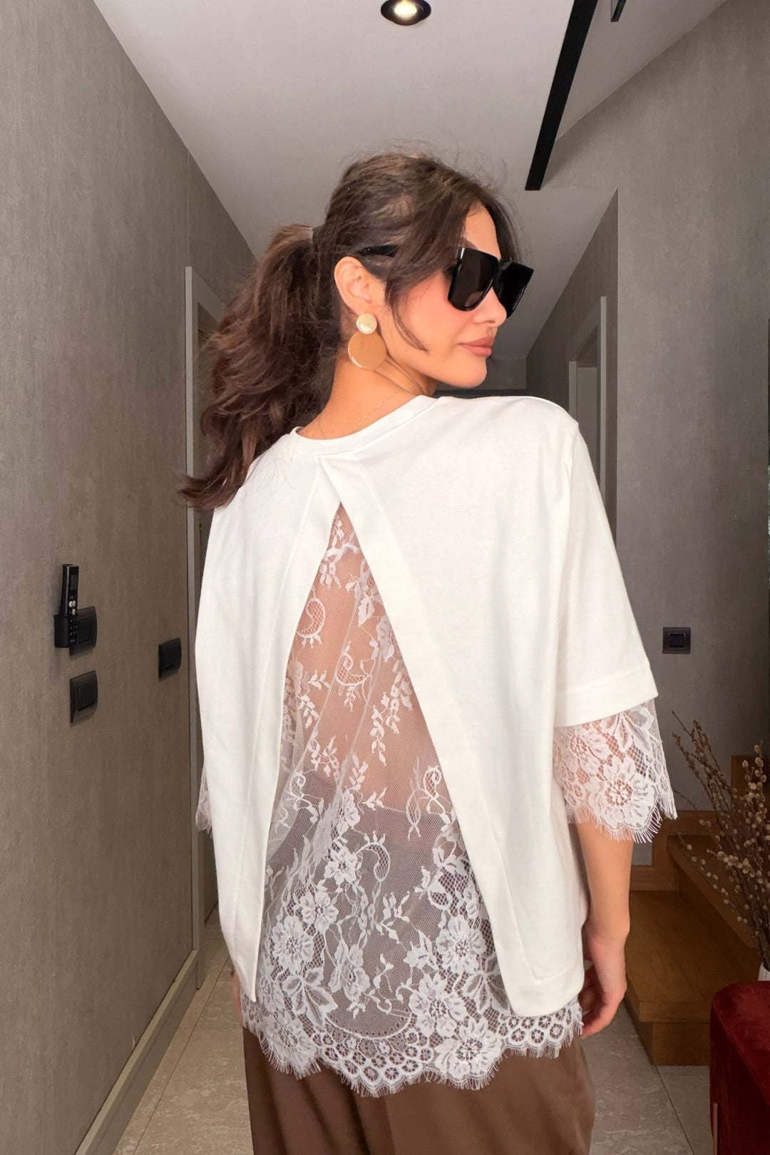 Beyaz Sırtı Dantelli Tshirt