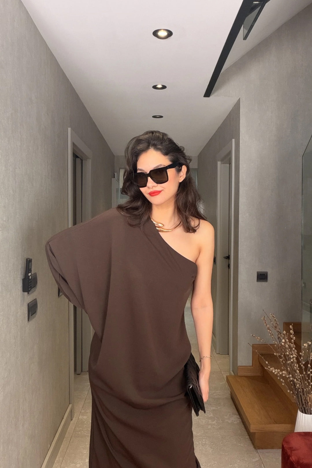 Kahverengi Tek Omuz Elbise