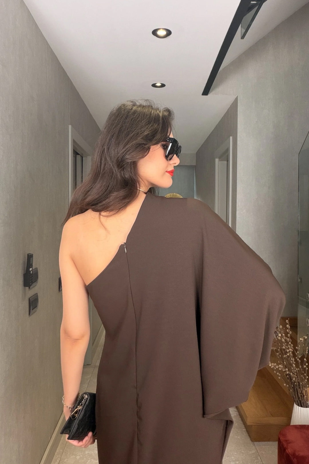 Kahverengi Tek Omuz Elbise