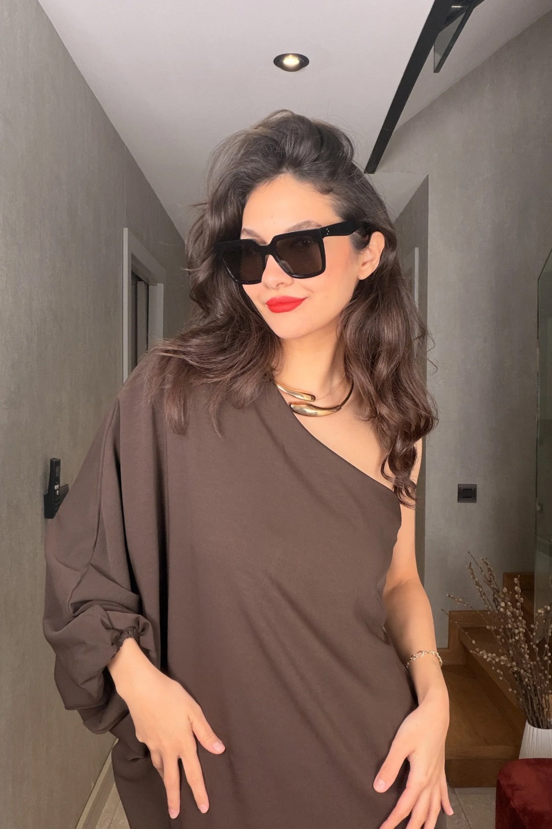 Kahverengi Tek Omuz Elbise