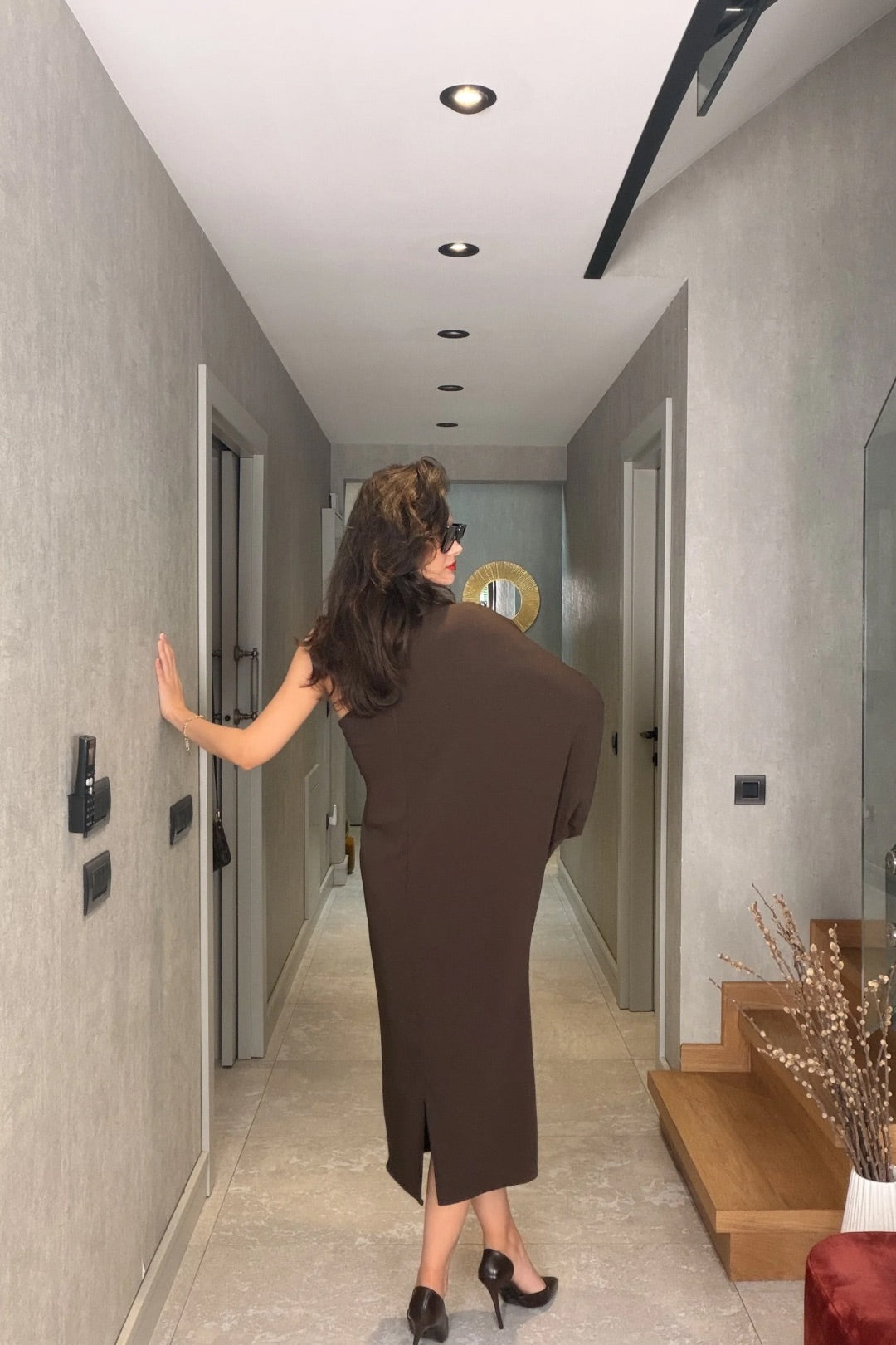 Kahverengi Tek Omuz Elbise