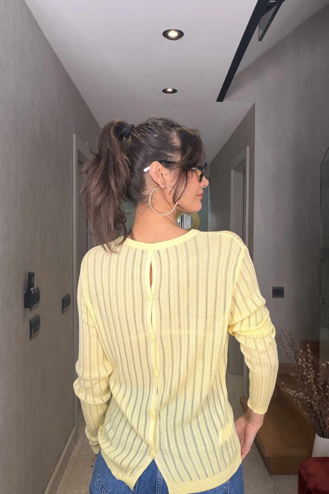 Sarı Arkadan Düğmeli Bluz