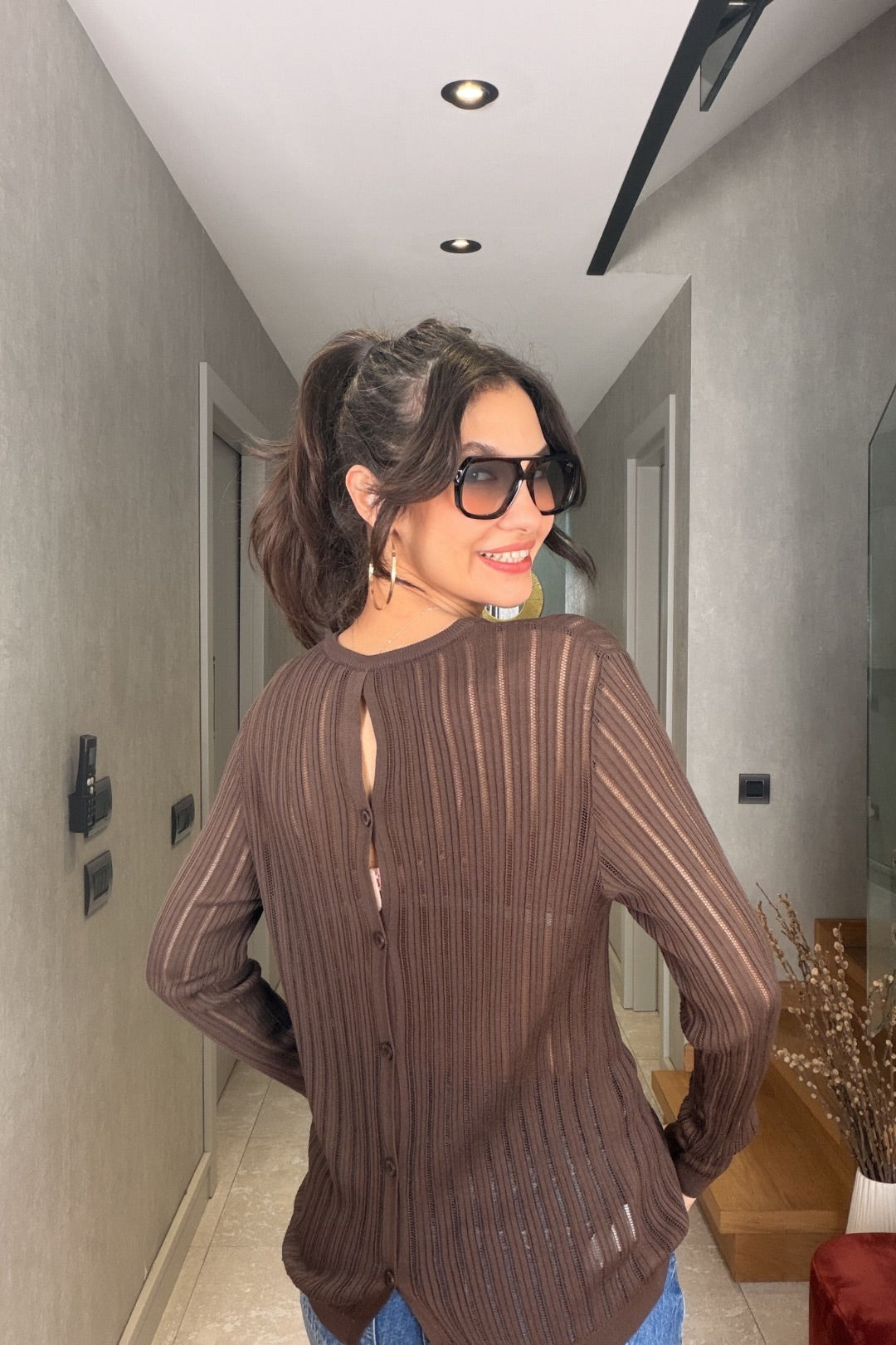 Kahverengi Arkadan Düğmeli Bluz