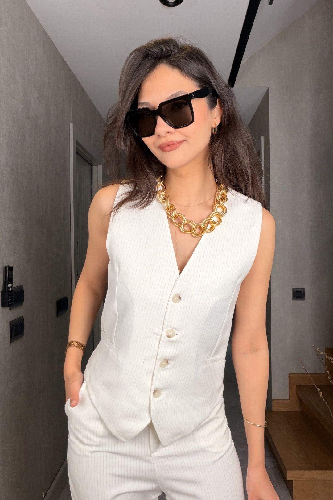 Beyaz Çizgili Yelekli Takım