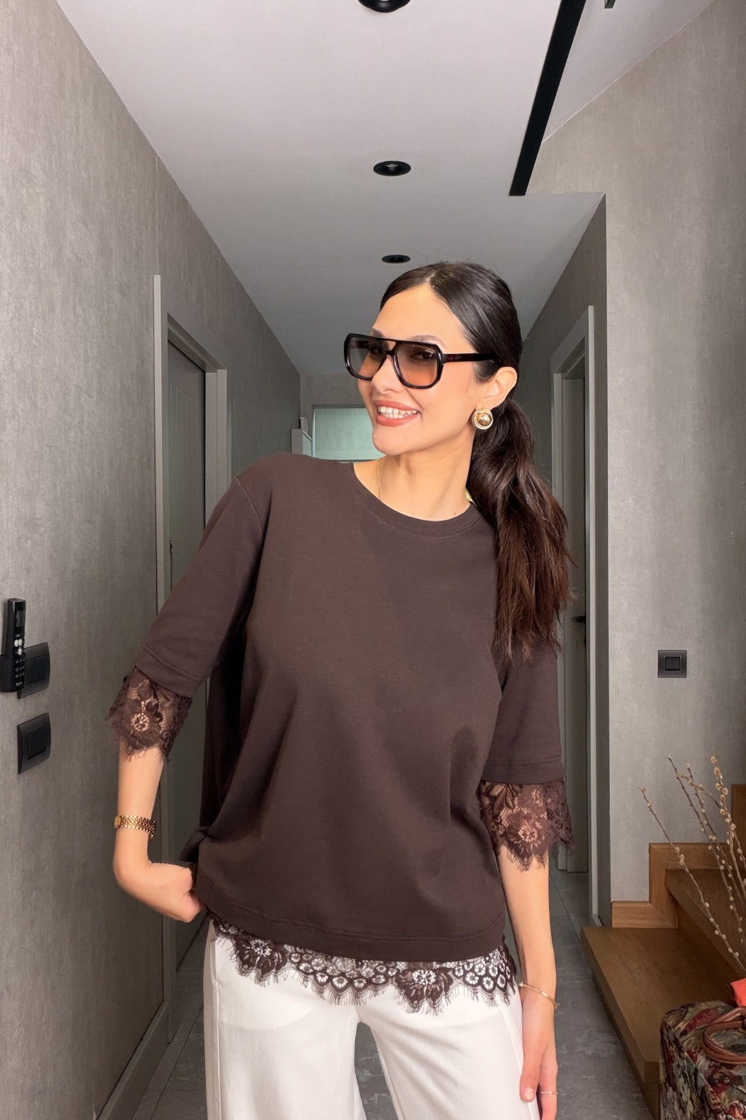 Kahverengi Sırtı Dantelli Tshirt