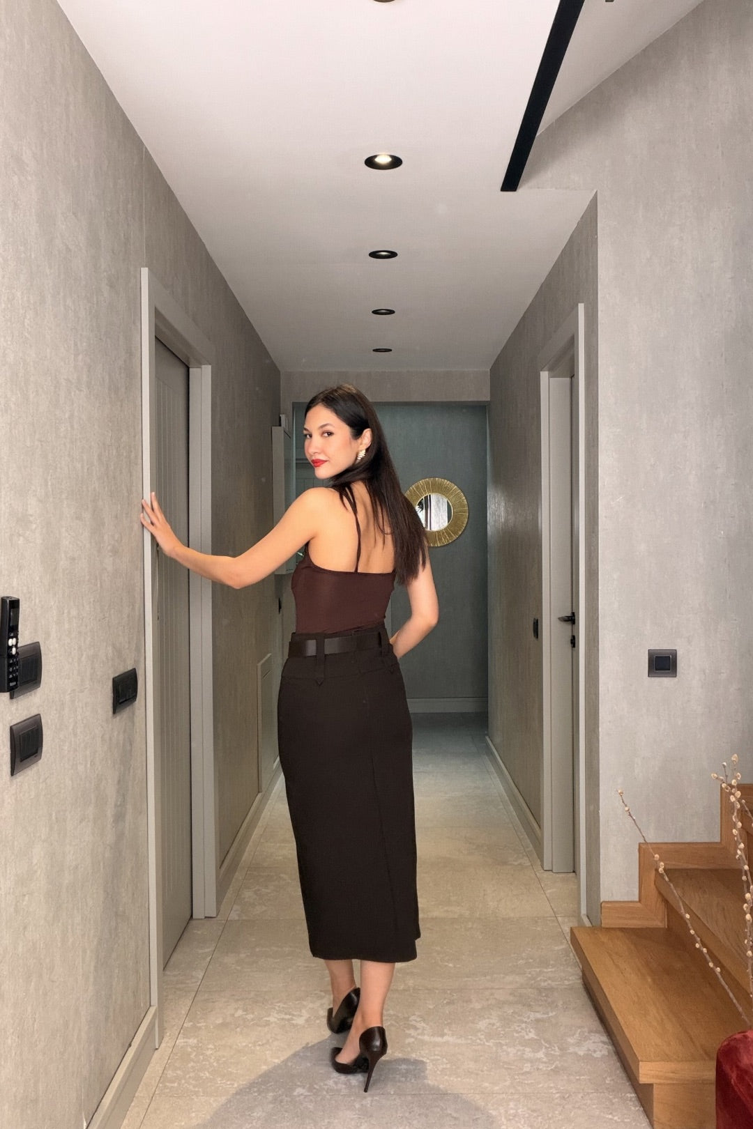 Kahverengi Kemerli Yırtmaçlı Kalem Etek