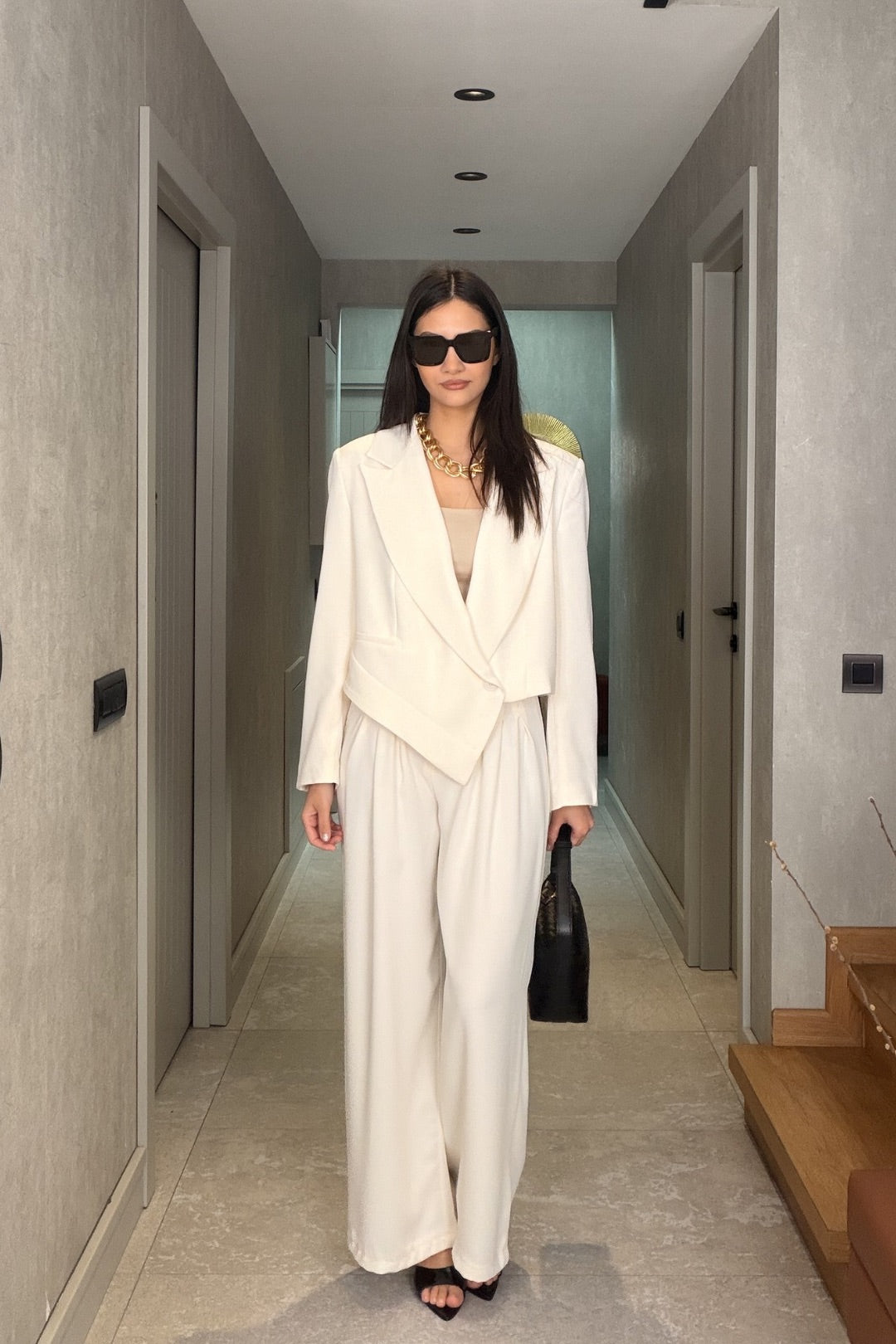 Beyaz Asimetrik Ceketli Takım