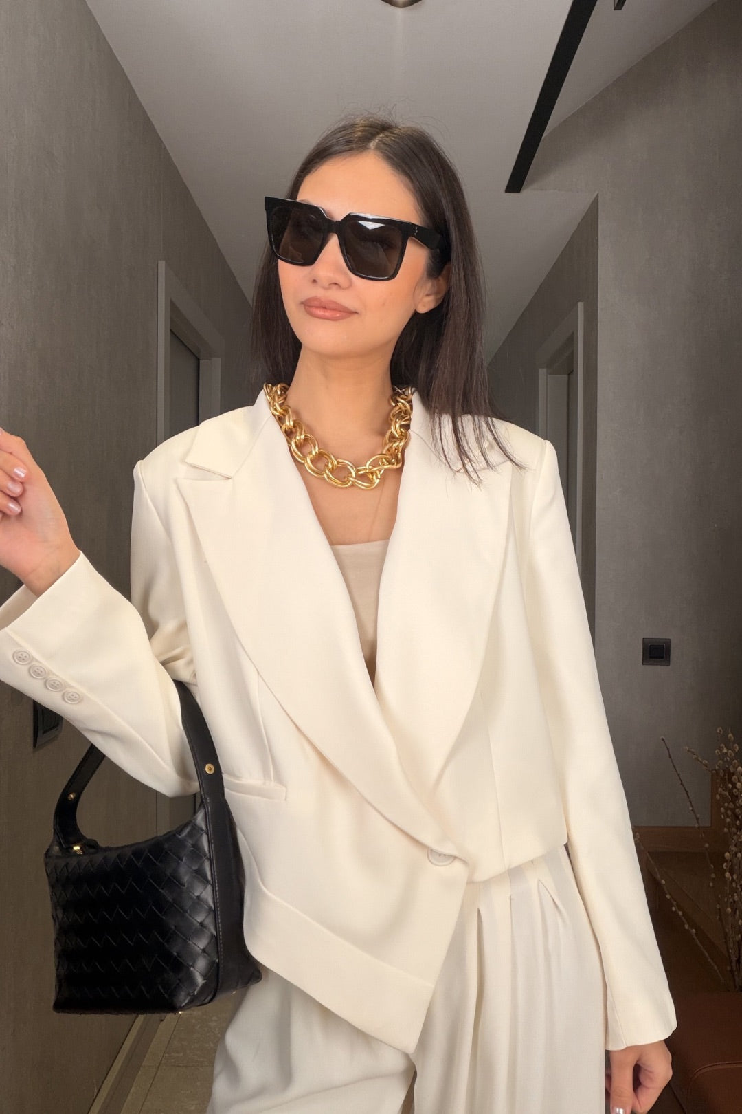 Beyaz Asimetrik Ceketli Takım