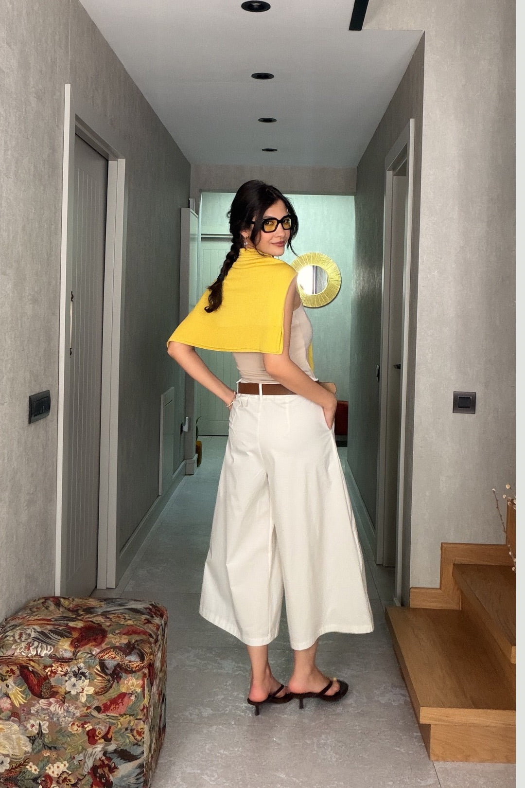 Ekru Kemerli Bermuda Pantolon