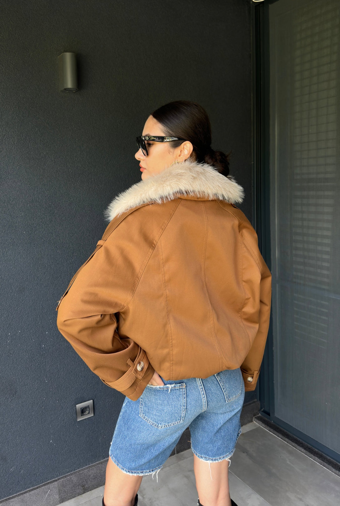 Tarçın Beli Lastikli Yakası Kürklü Mont