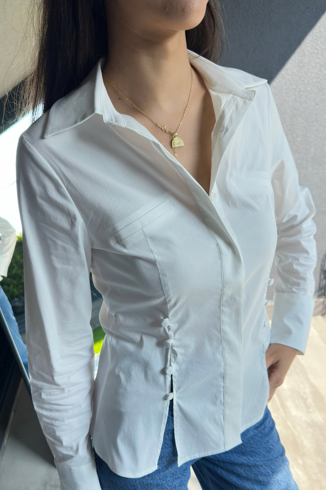 Beyaz Yırtmaç Detaylı Gömlek