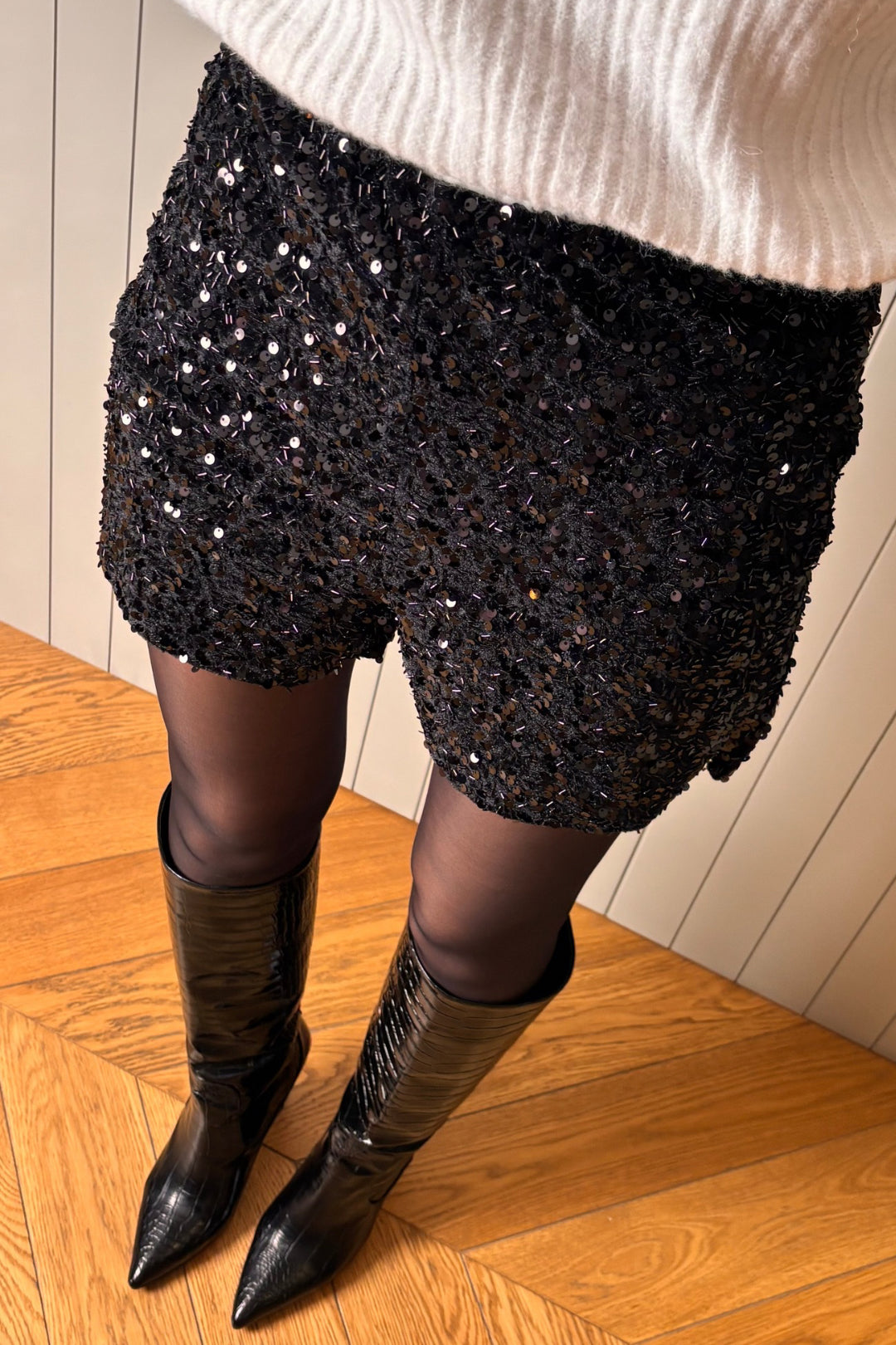 Siyah Pul Payet Şort