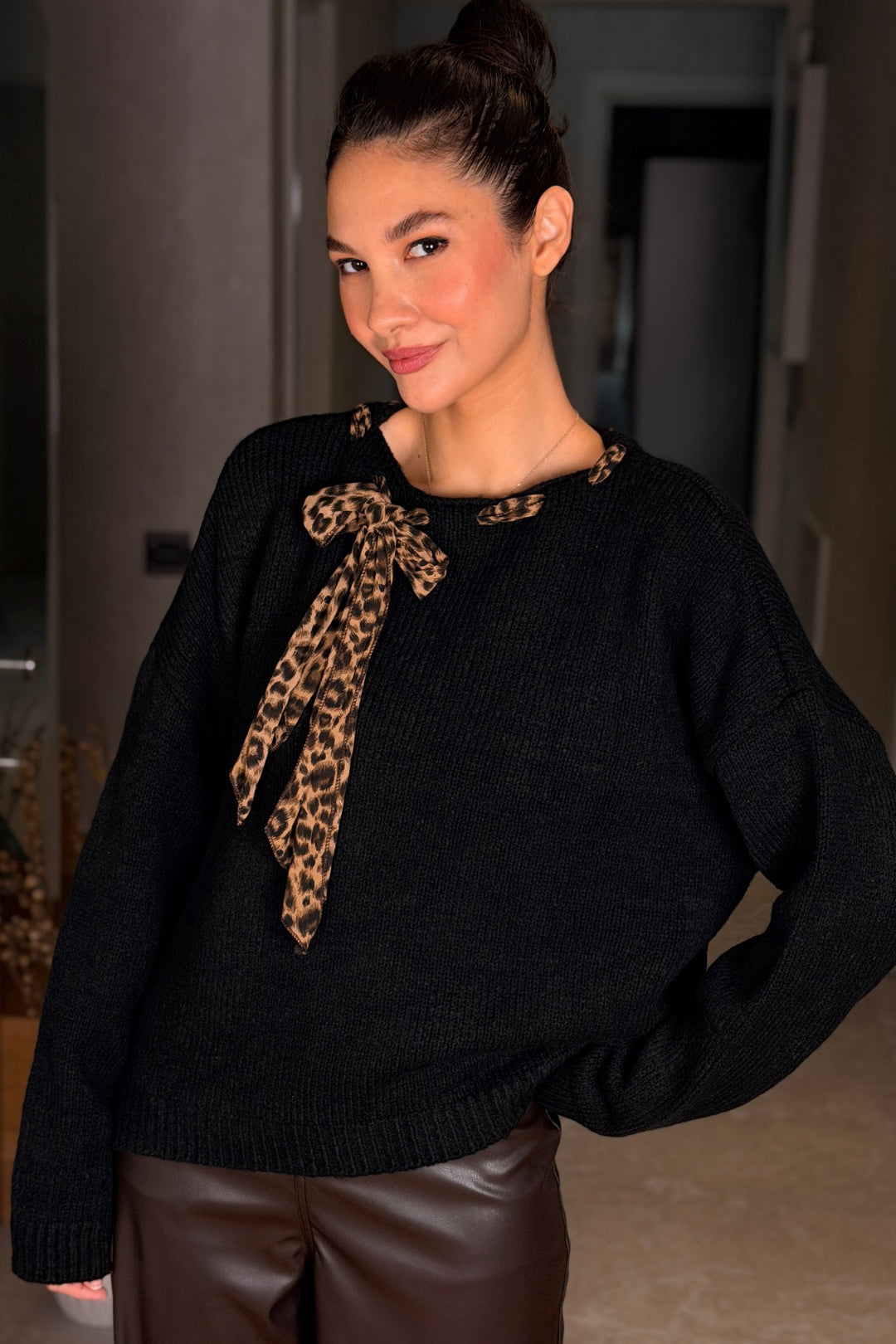 Siyah Yandan Fularlı Triko